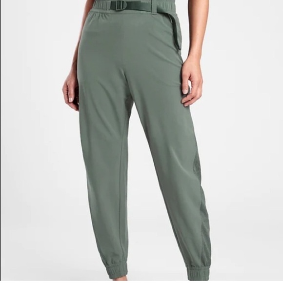 Athleta Pants - Athleta Quest Jogger in Bali Green size 6 Athleisure Outdoor